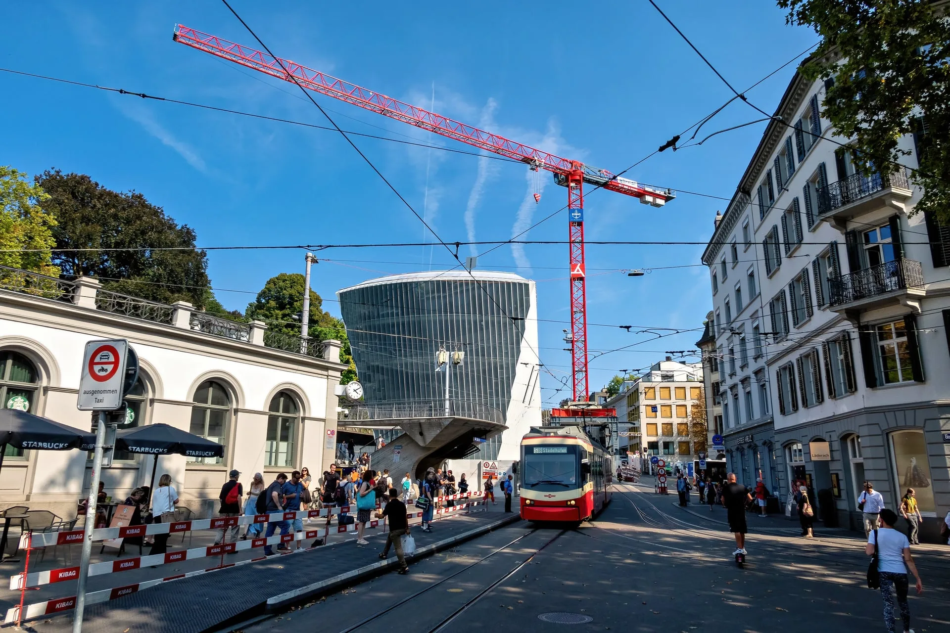 Bauen im Nadelöhr: Trotz schwierigsten Verhältnissen ist es (fast) geschafft. Der Rohbau des Haus zum Falken steht, der Kaufmann Turmkran ist für den Materialtransport noch etwas länger vor Ort.